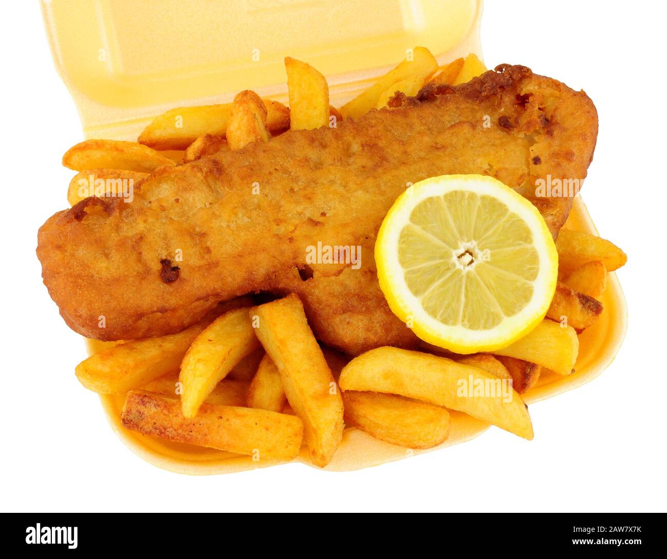 Poisson et chips dans un plateau à emporter en polystyrène isolé sur fond blanc Banque D'Images