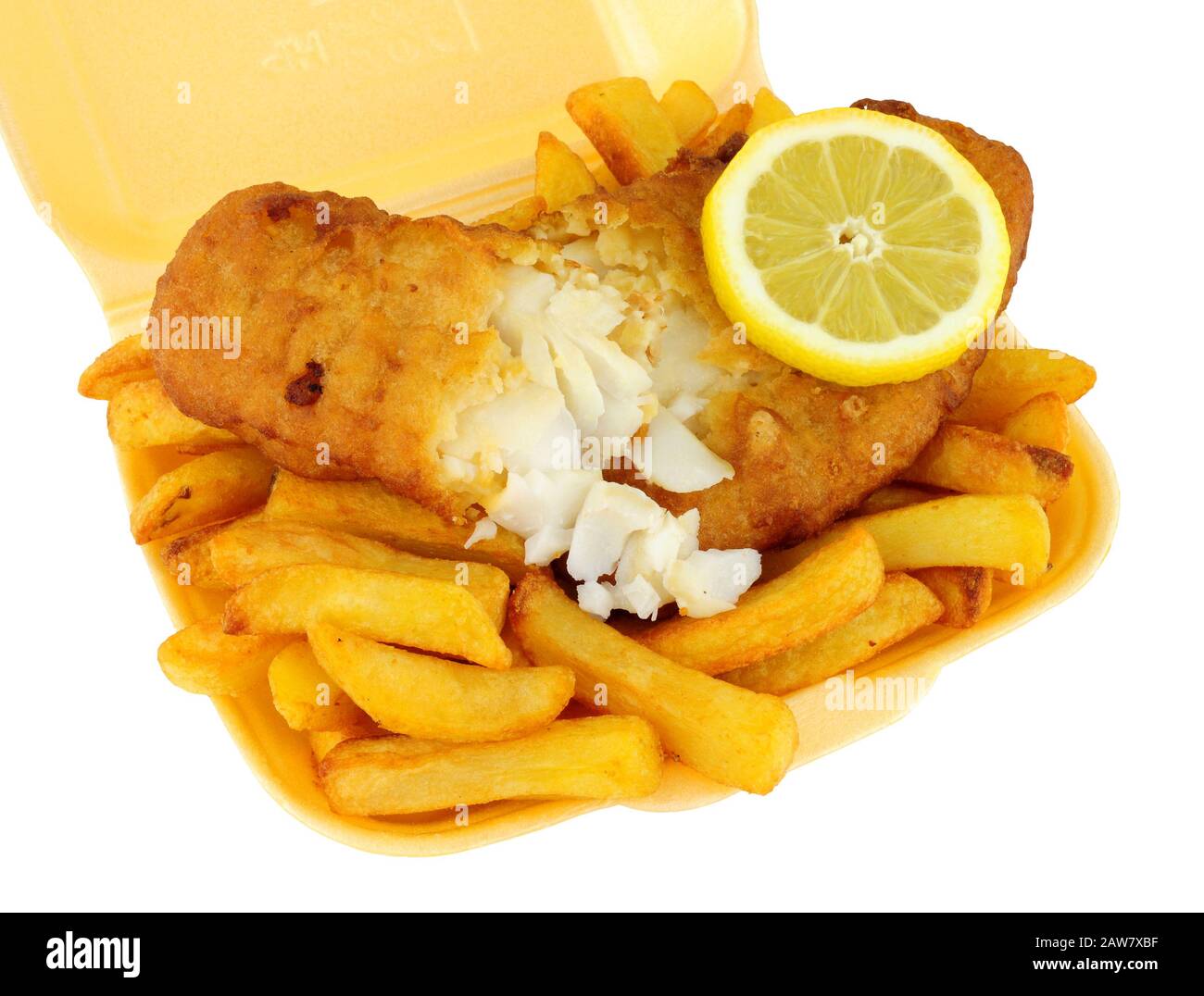Poisson et chips dans un plateau à emporter en polystyrène isolé sur fond blanc Banque D'Images