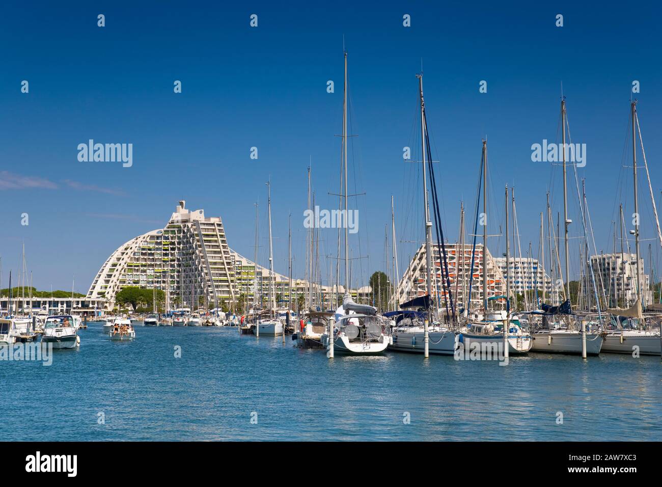 Le port de plaisance de la GrandeMotte et la grande pyramide, France