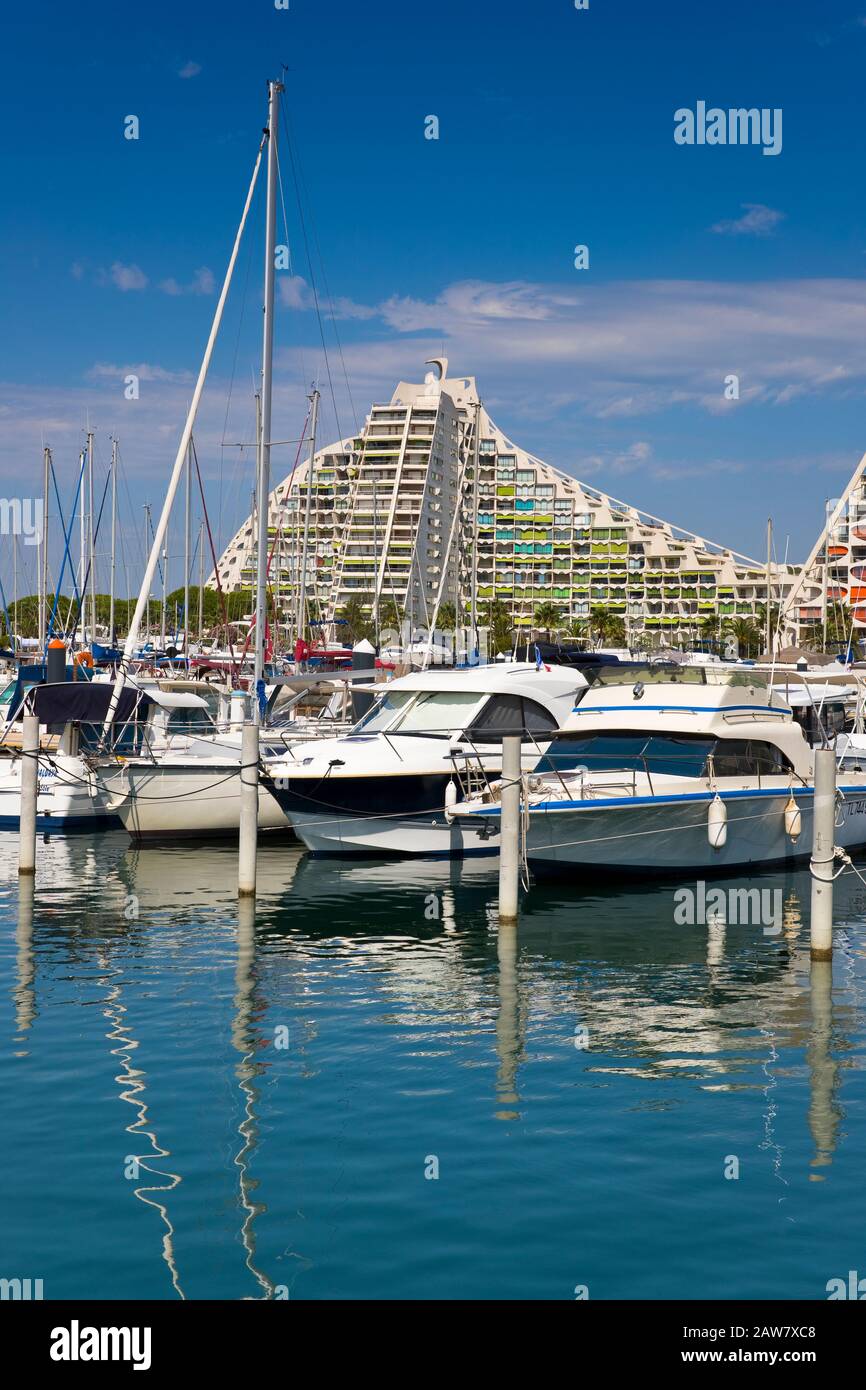 Le port de plaisance de la GrandeMotte et la grande pyramide, France