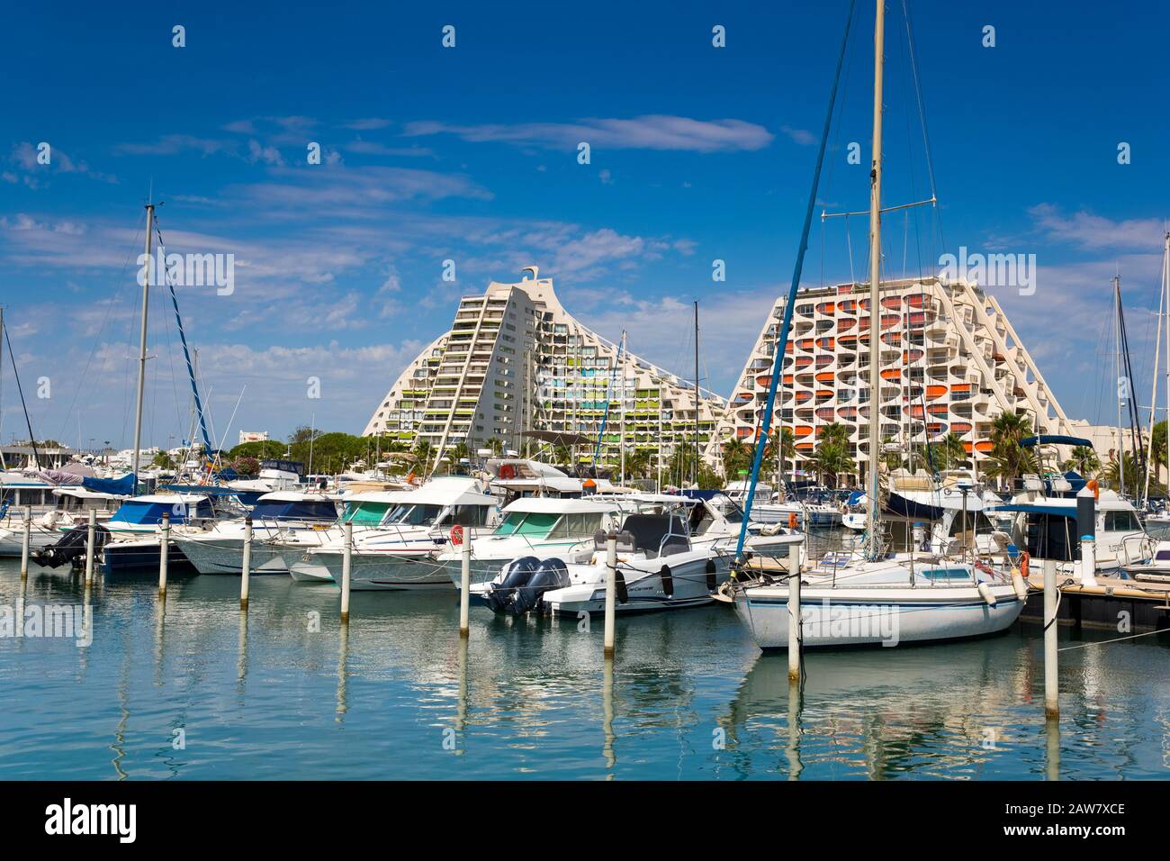 Le port de plaisance de la GrandeMotte et la grande pyramide, France