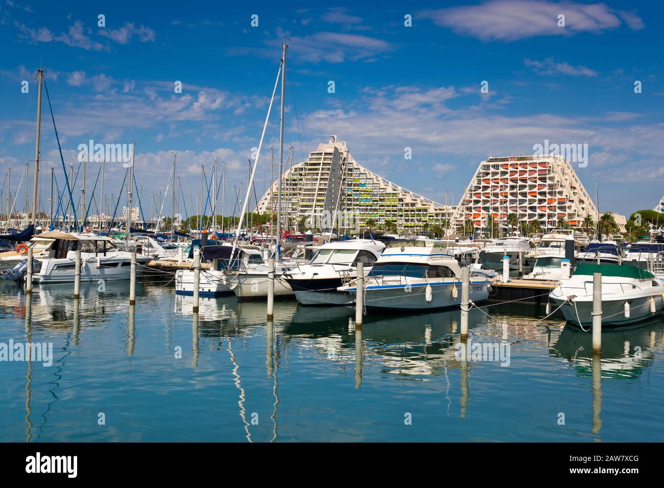 Le port de plaisance de la GrandeMotte et la grande pyramide, France