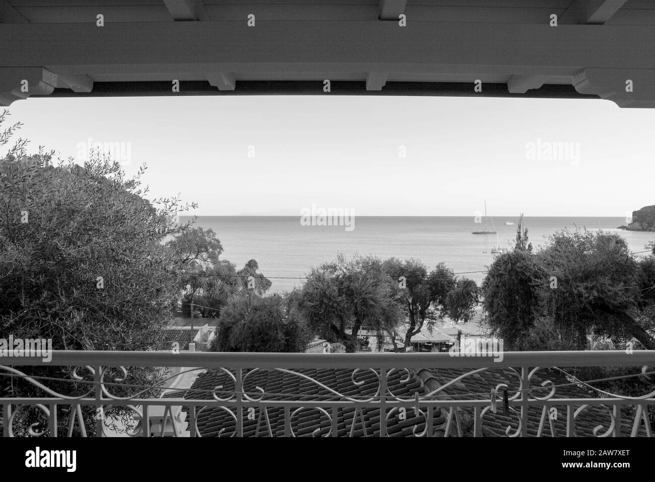 Image monochrome d'une vue vers la mer Ionienne depuis un balcon du Valtos Beach Hotel à Parga, Grèce. Banque D'Images