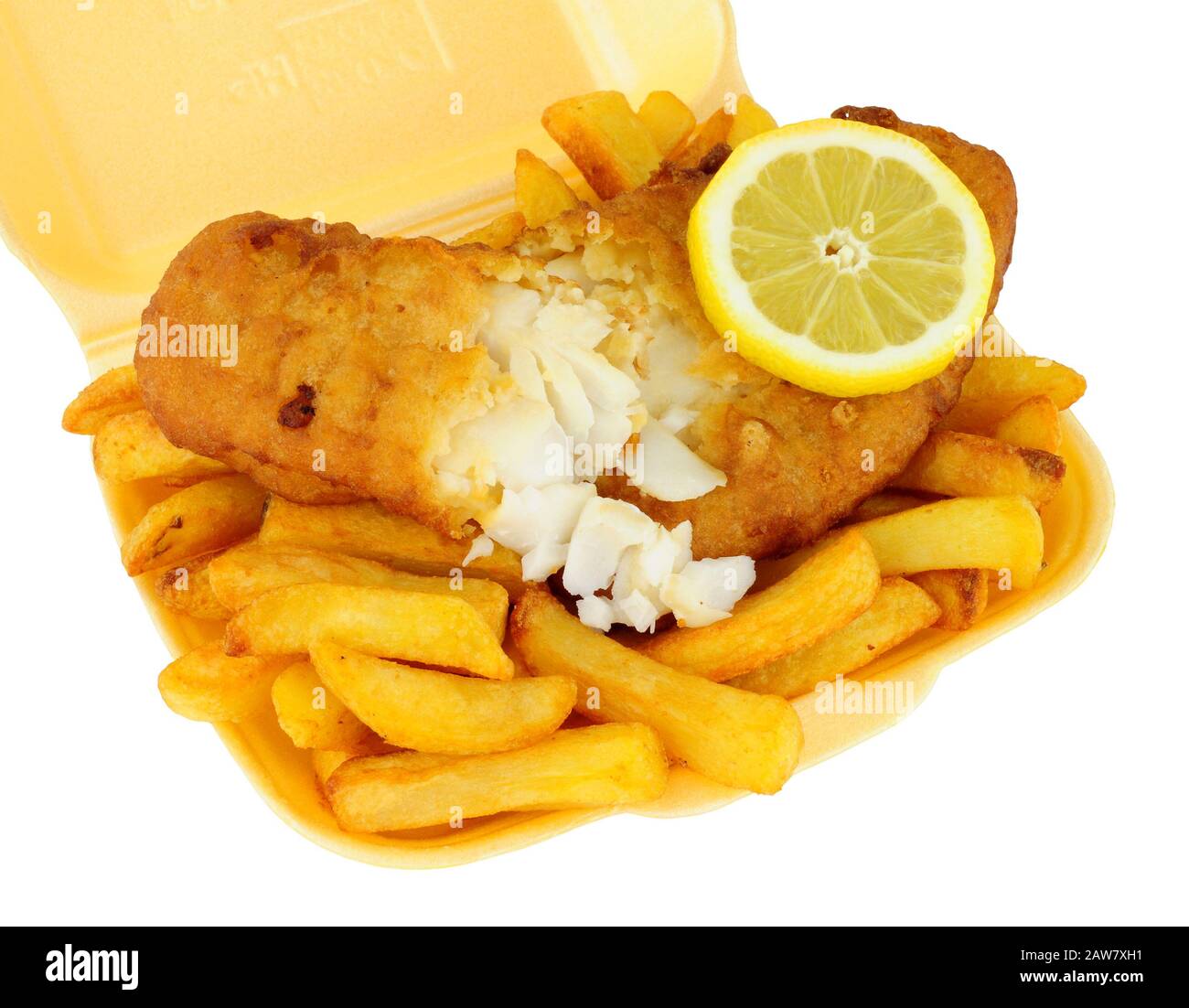 Poisson et chips dans un plateau à emporter en polystyrène isolé sur fond blanc Banque D'Images