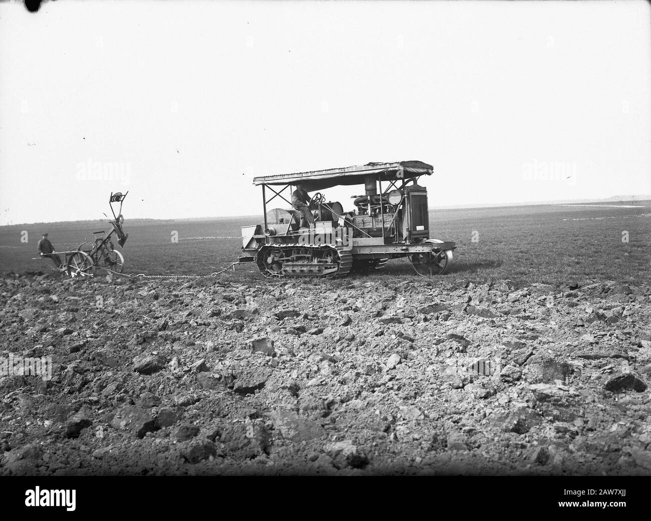 Exploitation minière, sol, nivellement, ponçage, labourage, hommes, tracteurs à vapeur Date: 1932 mots clés: Ponçage, nivellement, préparation du sol, hommes, exploitation minière, labourage, tracteurs à vapeur Titulaire du droit d'auteur: Archives nationales Type de matériau: Verre Négatif numéro d'inventaire: Voir accès 2.24.06.02 Banque D'Images