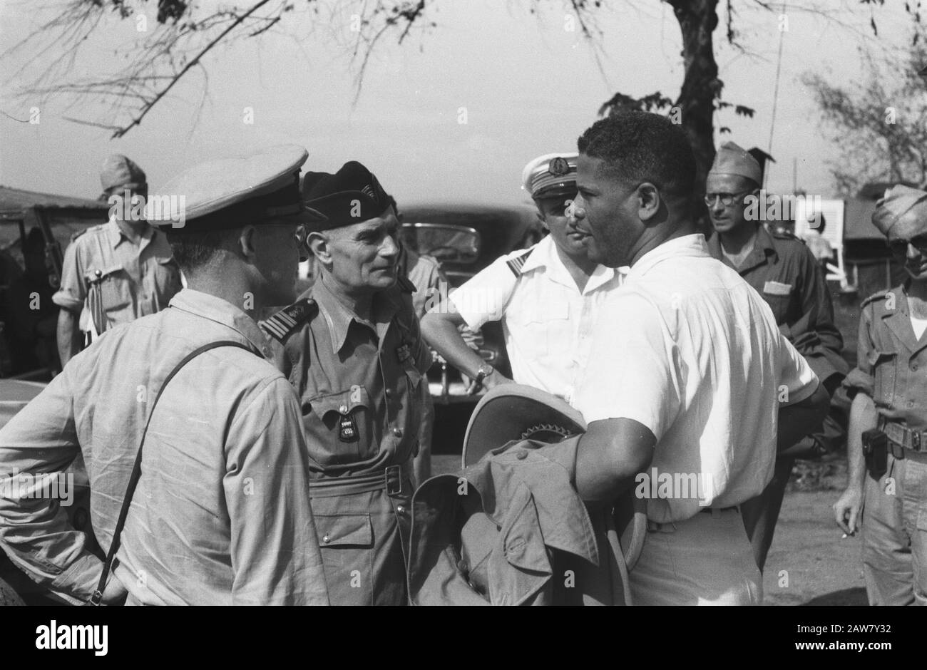 Visitez Le Colonel Julian Indonesia Kol. Julian parle avec quelques observateurs militaires de la CGM, v.l.n.n. luit.com. Hazlett (Amérique), col. Morrison (France) coupures. Corvette Brasseur (France) à l'aéroport de Maguwo. Annotation : le d.i. du colonel américain noir Hubert F. Julian, un ancien pilote avec le surnom de Black Eagle, a visité l'Indonésie en tant que journaliste. Il était farouchement anti-communiste et soutenait l'attitude néerlandaise dans le conflit. Date: Janvier 1949 Lieu: Indonésie Hollandais East Indies Banque D'Images