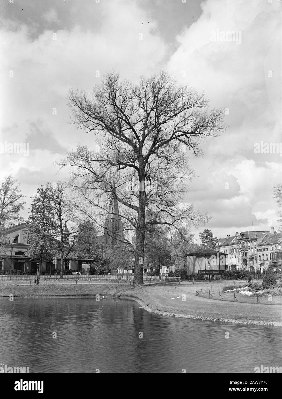 jardins. Lauwersgracht Arnhem. Annotation : côté nord. Enregistrement avec vue sur le côté arrière de Musis Sacrum et le parc Saint-Martin. Droite, un kiosque à la Velperbuitensingel Date: Non daté lieu: Arnhem mots clés: Jardins, poplars et saules Nom de l'établissement: MUSIS Sacrum Banque D'Images