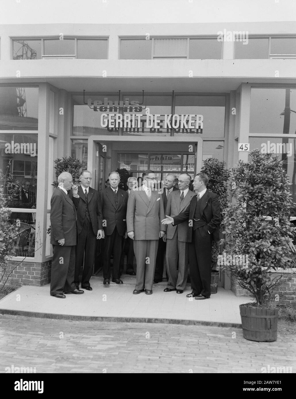 Journée De La Construction Rotterdam 1953 Journée De La Construction À Rotterdam. La cour Gerrit Sleeve, qui pourrait encore être mise en service. Dans le IR du ministre du milieu. H. B.J. White, le maire Van Walsum (2ème de droite), m.. K. P. v. d. Mandele (troisième de gauche) Date: 18 mai 1953 lieu: Rotterdam, Hollande-Méridionale mots clés: Maires, cours, ministres, reconstruction Nom De La Personne: Mandele, K. P. van der, Walsum, Gerard Ewout van, White, Herman Banque D'Images