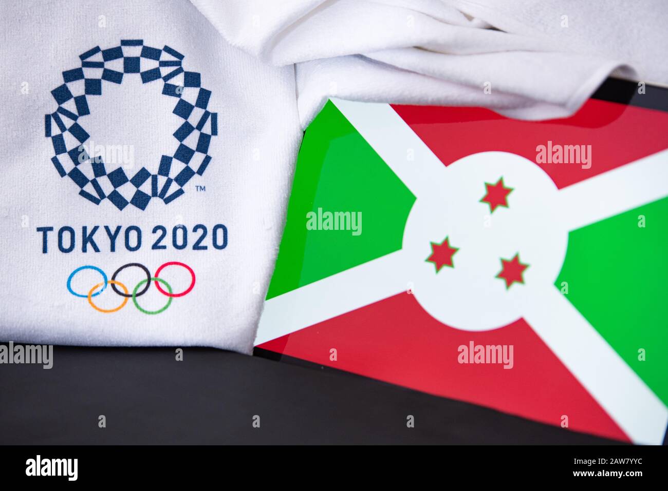 TOKYO, JAPON, FÉVRIER. 8. 2020: Burundi au jeu olympique d'été à Tokyo 2020, drapeau national, fond noir Banque D'Images