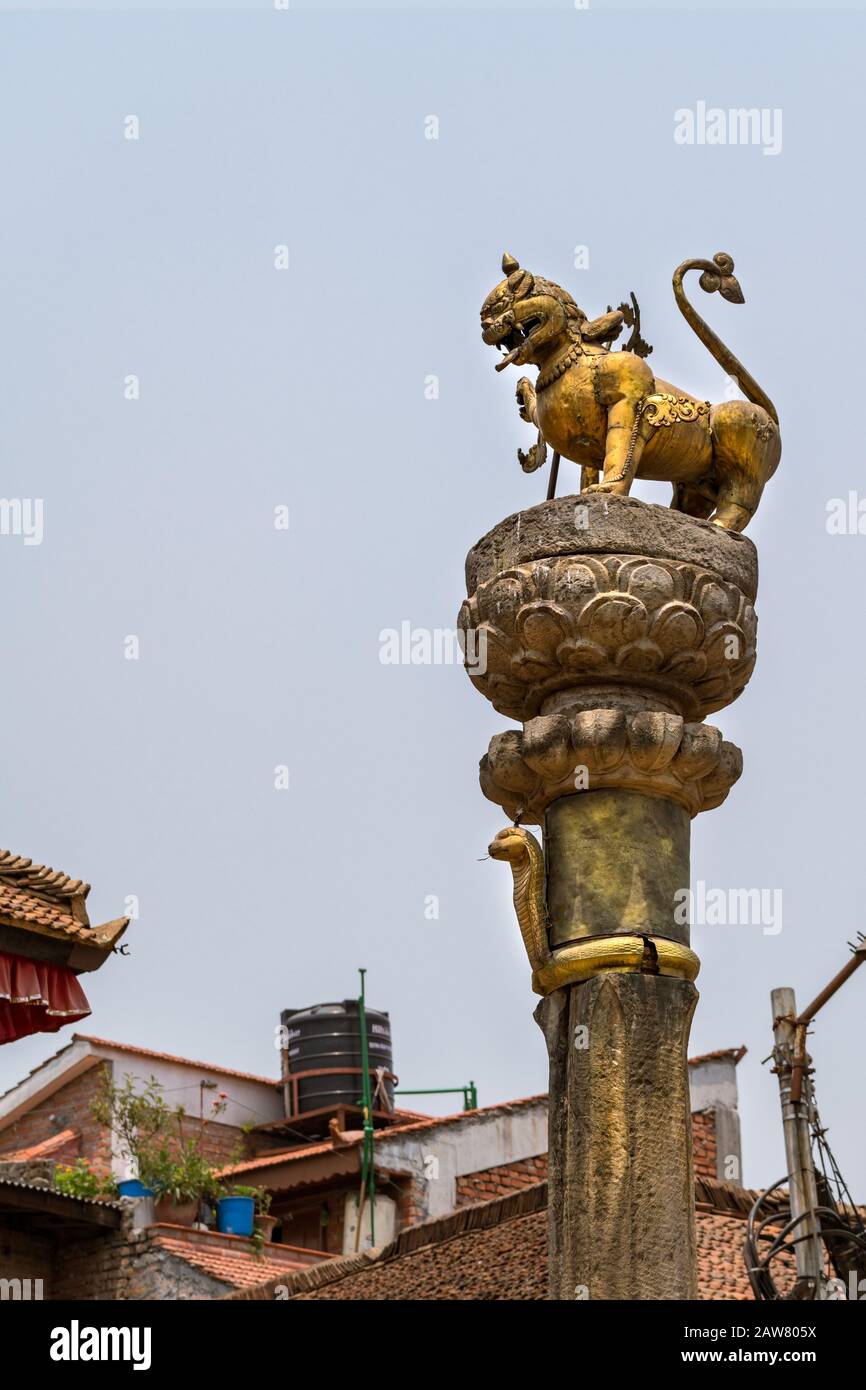 Une colonne avec statue d'un lion dessus à Bhaktapur, vallée de Katmandou, Népal Banque D'Images