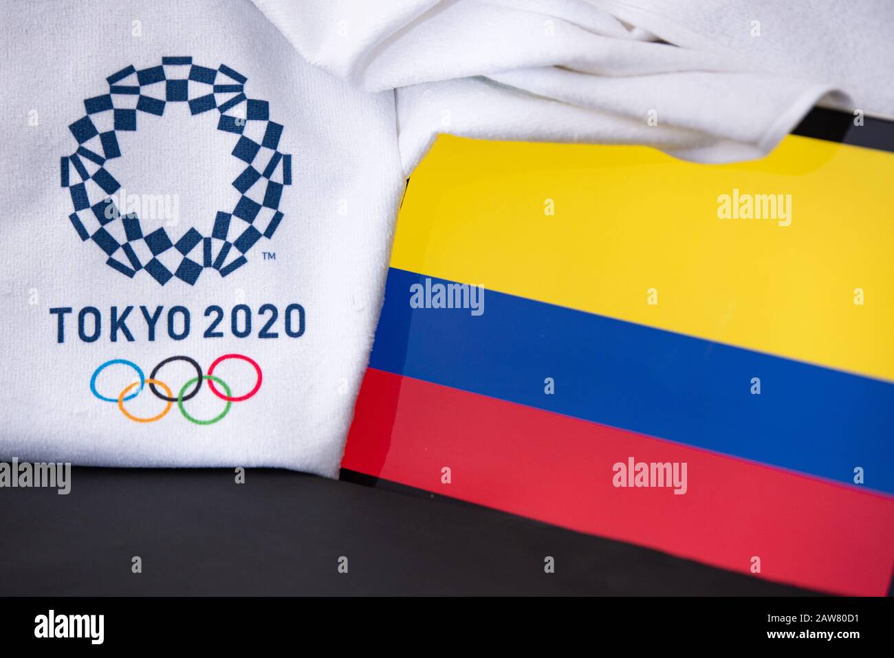 TOKYO, JAPON, FÉVRIER. 8. 2020: Columbia au jeu olympique d'été à Tokyo 2020, drapeau national, fond noir Banque D'Images
