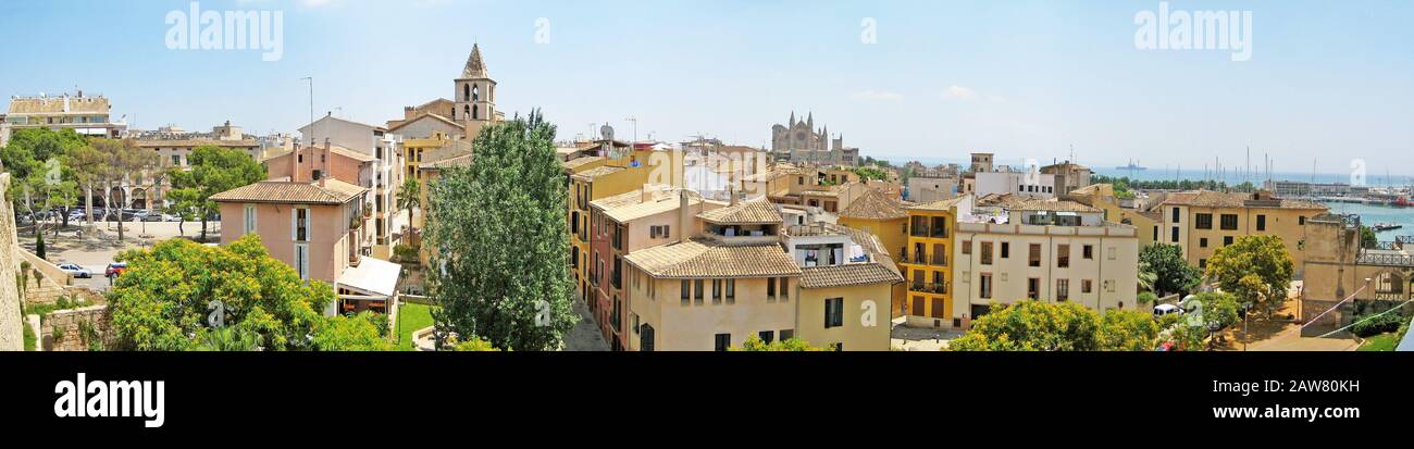 Palma de Majorque, Espagne - 25 juin 2008 : vue panoramique sur Palma de Majorque depuis le musée Es Baluard vers la cathédrale la Seu Banque D'Images