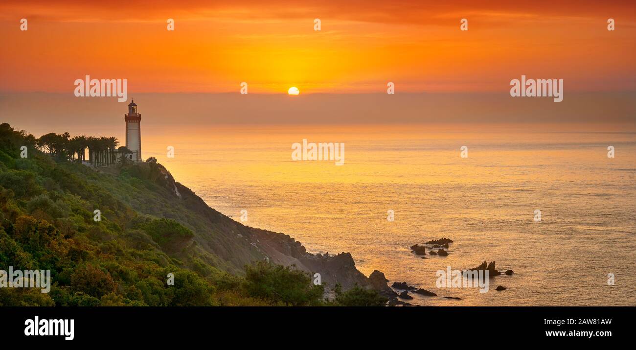 Phare de Cape Spartel au coucher du soleil, Tanger, Maroc Banque D'Images