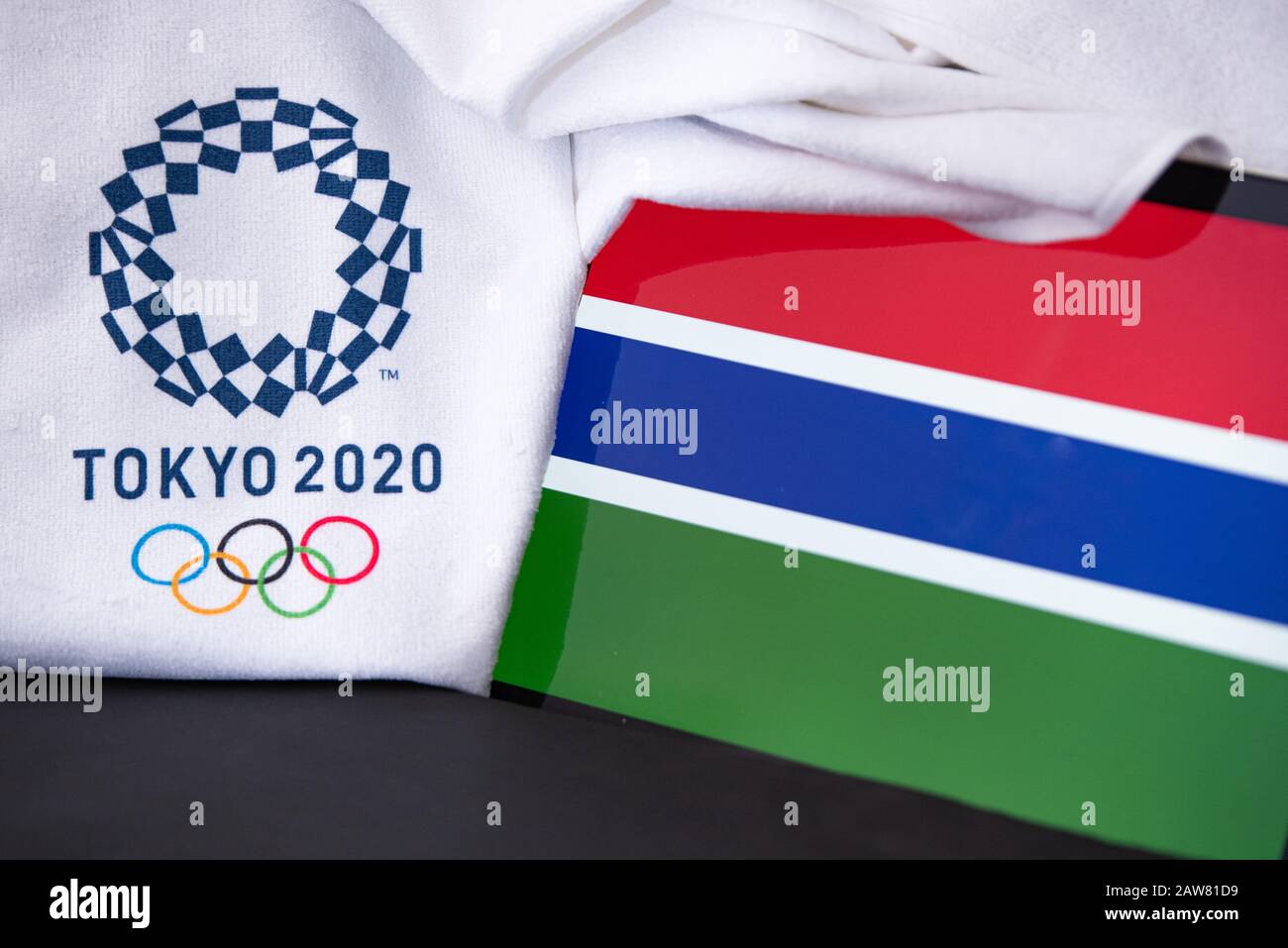 TOKYO, JAPON, FÉVRIER. 8. 2020: Gambie au jeu olympique d'été à Tokyo 2020, drapeau national, fond noir Banque D'Images