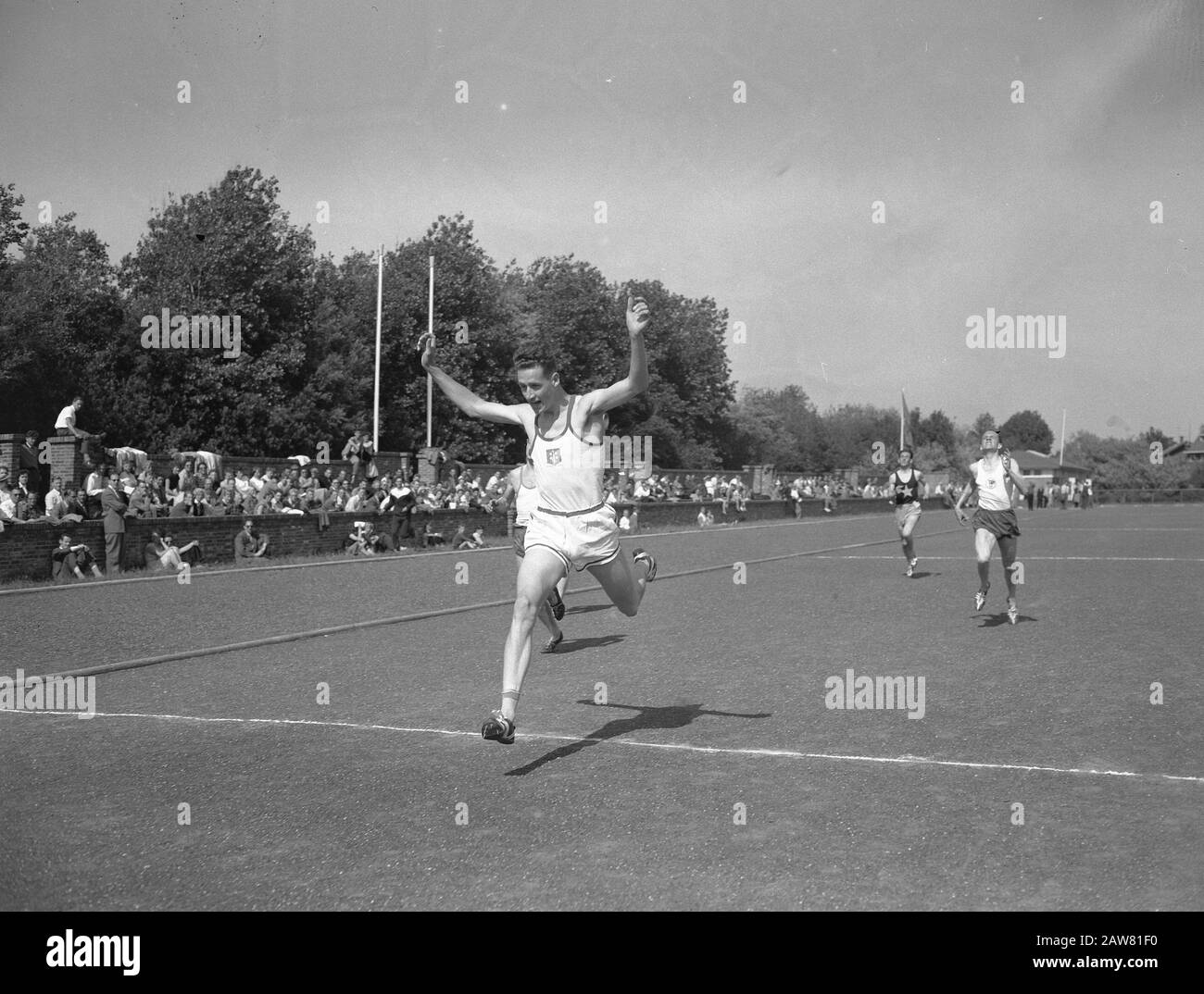 Championnat Néerlandais D'Athlétisme Pour Les Jeunes À La Haye. Douwes (Haarlem) gagne 300 mètres Date : 24 juillet 1955 lieu : la Haye, Hollande-Méridionale mots clés : Athlétisme, sport Nom : Douwer, Banque D'Images