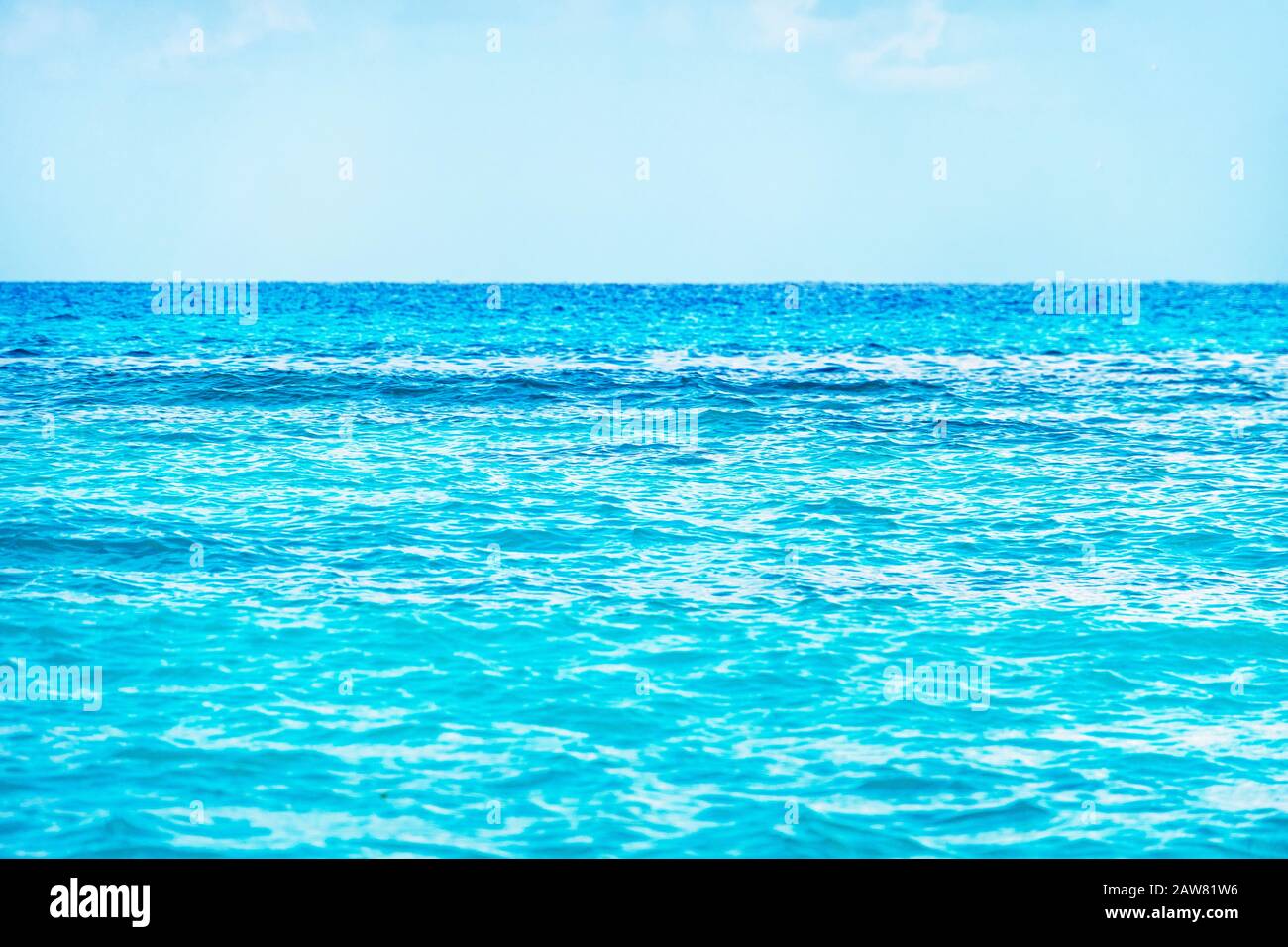 ligne d'horizon parfaite entre l'eau de mer turquoise et le ciel bleu. Caraïbes, Banque D'Images