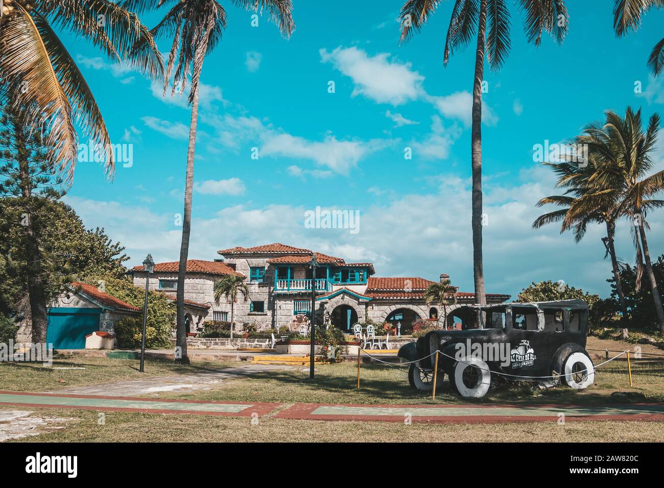 Le restaurant le Casa de Al qui est une ancienne maison soi-disant utilisée pour la course au rhum et liée à Al Capone. Varadero, Cuba. 22 Novembre 2019 Banque D'Images Le restaurant le Casa de Al qui est une ancienne maison soi-disant utilisée pour la course au rhum et liée à Al Capone. Varadero, Cuba. 22 Novembre 2019 Banque D'Images