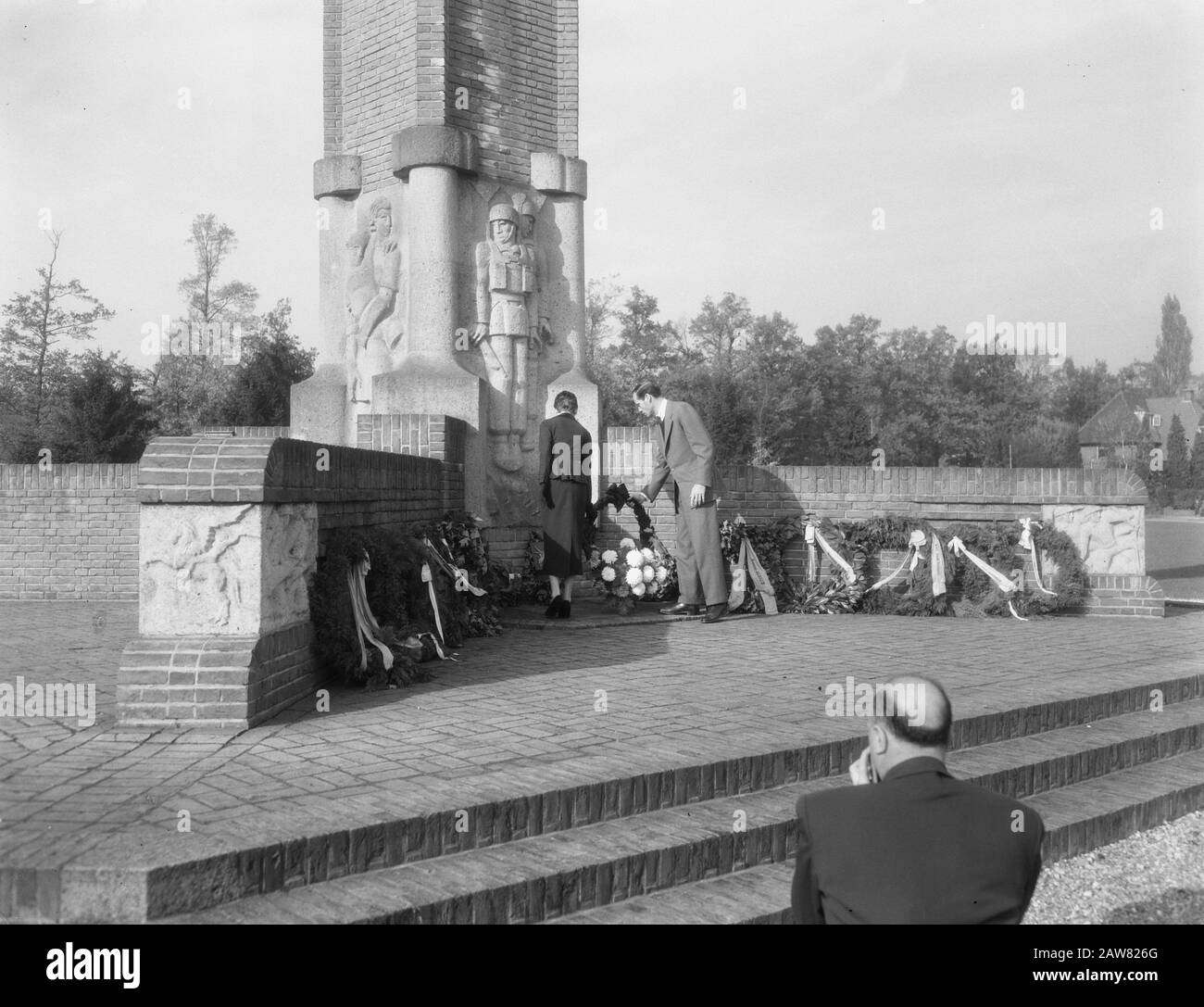 Couronne d'Audrey Hepburn et Mel Ferrer au monument commémoratif aéroporté d'Oosterbeek Date: 5 novembre 1954 lieu: Oosterbeek mots clés: Acteurs, stars du cinéma, la pose de couronnes, mémoriaux de guerre, deuxième personne mondiale Nom: Ferrer, Mel, Hepburn, Audrey Banque D'Images