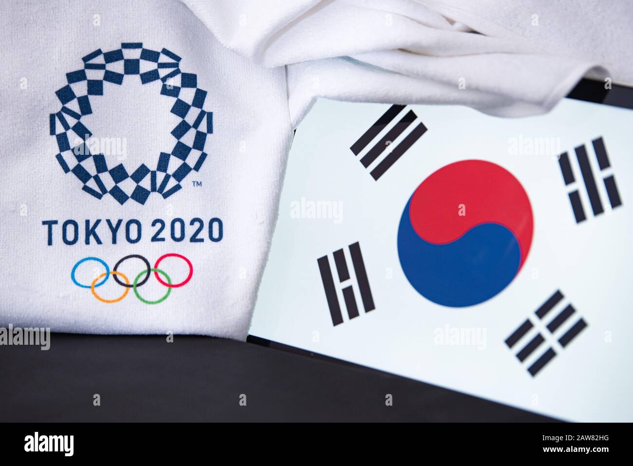 TOKYO, JAPON, FÉVRIER. 8. 2020: Corée du Sud au jeu olympique d'été à Tokyo 2020, drapeau national, fond noir Banque D'Images