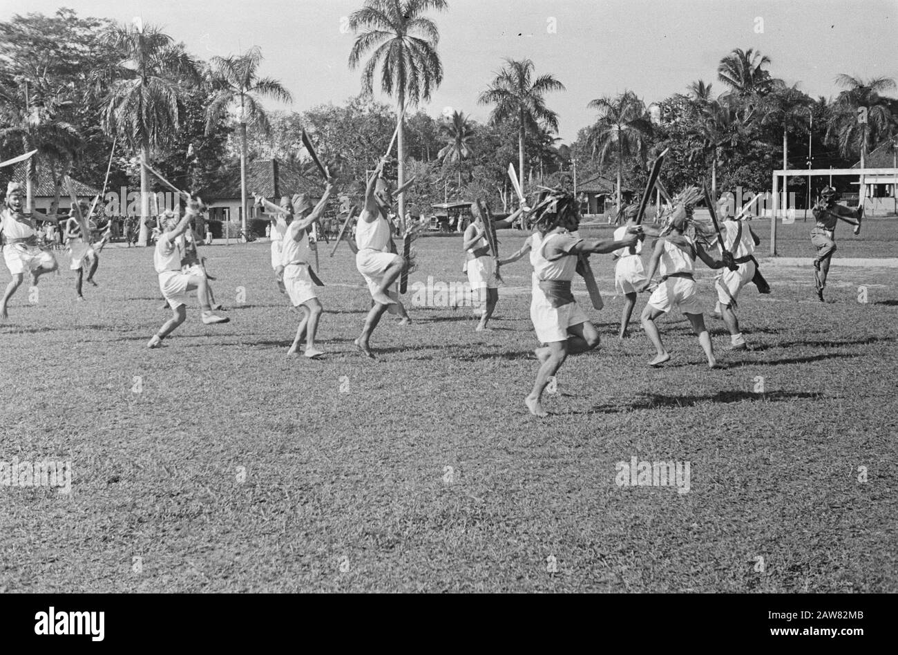 Photo de l'île Banka et de la place Pangkal Pinang Army Day à Pangkal Pinang. Danse Traditionnelle Date : 18 Janvier 1947 Lieu : Banka, Indonésie, Antilles Néerlandaises De L'Est Banque D'Images