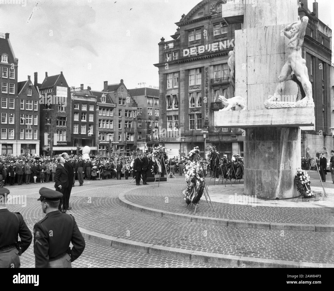 Jour commémoratif 1965 Premier ministre Calls et ministres Smallenbroek et Young Lay wreath au Monument sur le Dam Date: 4 mai 1965 lieu: Amsterdam, Noord-Holland mots clés: Queens, pose de couronnes Nom De La Personne: CAL, JO, Smallenbroek, Jan Banque D'Images