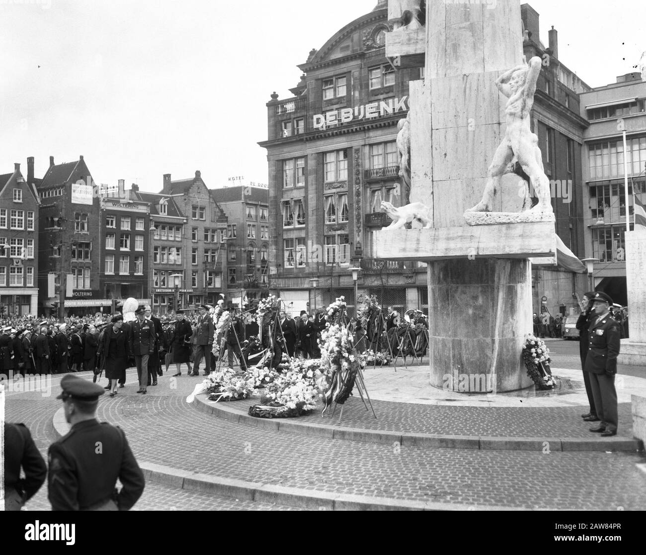 Fête commémorative 1965 cérémonie de ponte de couronne au Monument National sur le Dam Date: 4 mai 1965 lieu: Amsterdam, Noord-Holland mots clés: Queens, pose de couronnes Banque D'Images