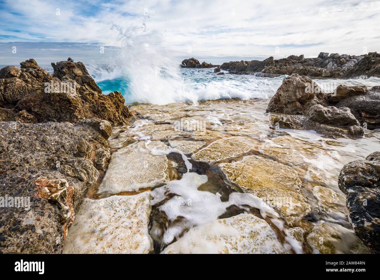 Le cap d'Antibes vagues de mer rugueuses éclaboussant sur les falaises Banque D'Images