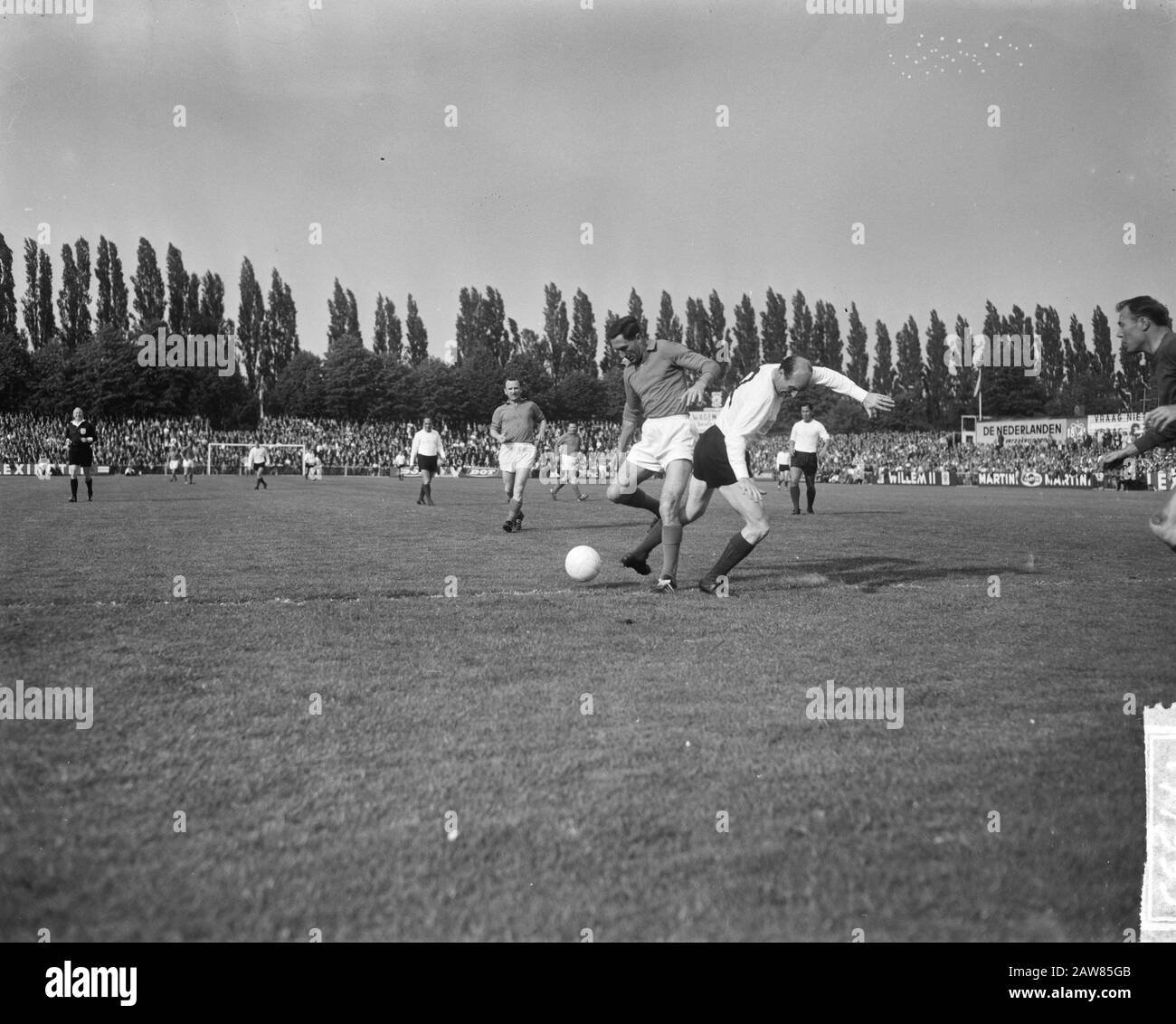 Anciens internationaux contre l'Angleterre 6-2 Pays-Bas, Faas Wilkes in duel with Barnes Date: 23 mai 1965 lieu: Royaume-Uni mots clés: International, équipe, sport, football Nom: Wilkes, Servaas Banque D'Images