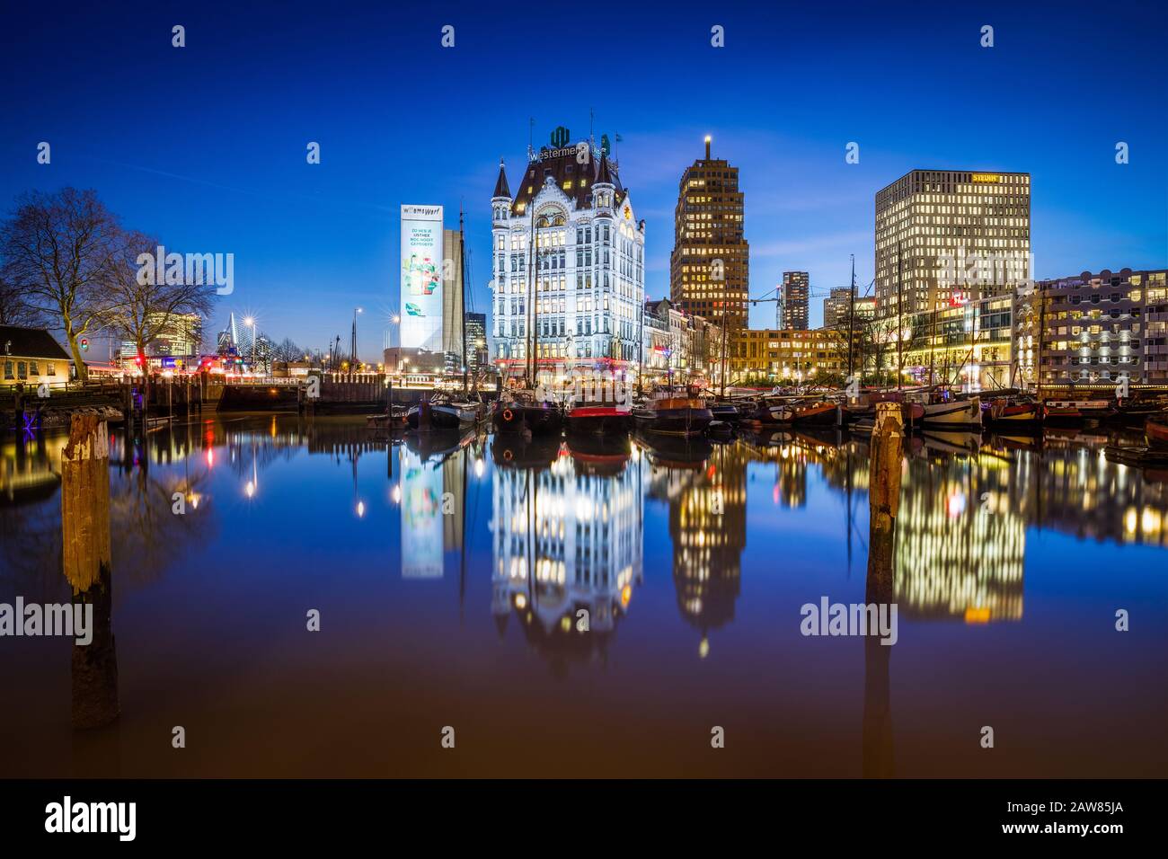 Vieux port de Rotterdam pendant l'heure bleue, crépuscule Banque D'Images