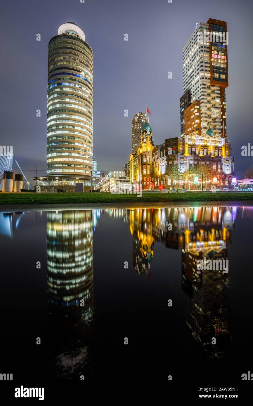 Rotterdam kop van zuid gratte-ciel la nuit, Hotel New York, Montevideo et Rotterdam Harbour Tower bâtiments Banque D'Images