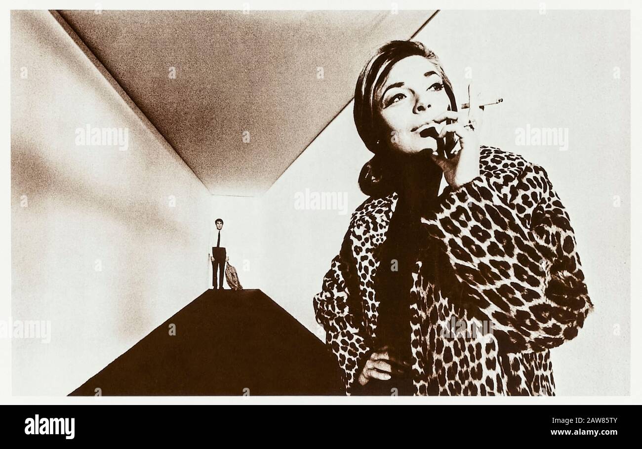 The Graduate (1967) réalisé par Mike Nichols et mettant en vedette Anne Bancroft comme Mme Robinson et Dustin Hoffman comme Ben Braddock. Adaptation réussie et acclamée du roman de Charles Webb sur un récent diplômé séduit par une femme plus âgée. Banque D'Images