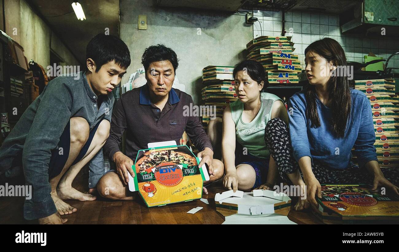 Parasite [Gisaengchung ] (2019) dirigé par Bong Joon Ho et mettant en vedette Woo-sik Choi, Kang-ho Song, Hye-jin Jang et So-Dam Park. La famille Kim plie des boîtes à pizza dans leur appartement sous-sol. Banque D'Images