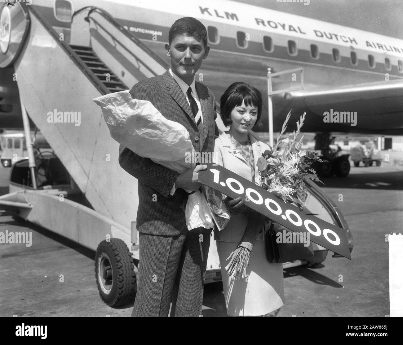 Millionième passagers KLM à Schiphol, Mlle Rosa Gilma Aramayo de l'Argentine avec fiance Date: 5 août 1965 lieu: Nord-Holland, Schiphol mots clés: Passagers, fiancés : Bilsen, Joop van / Anefo Titulaire du droit d'auteur: Archives nationales Type de matériel: Négatif (noir / blanc) numéro d'inventaire: Voir accès 2.24.01.04 Banque D'Images