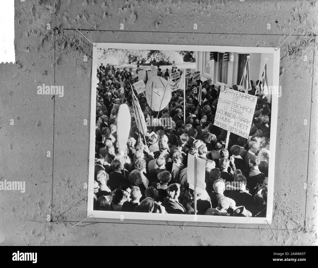 Néerlandais en Afrique du Sud protestent Contre Les Lun, les Néerlandais avec des signes et des bannières Date : 26 juillet 1965 mots clés : signes, bannières, manifestations Banque D'Images