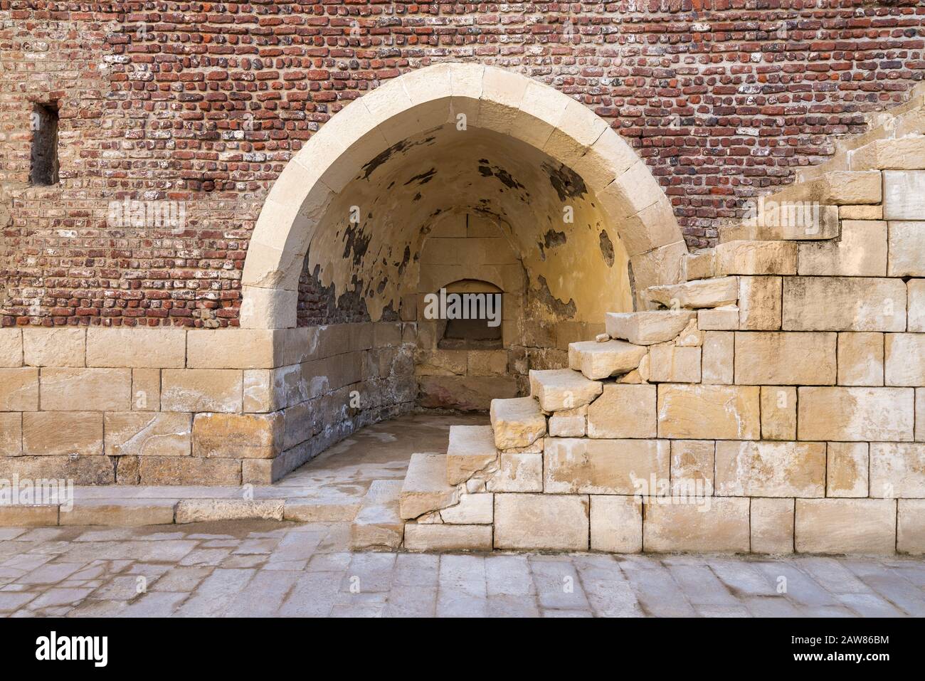 Extérieur de l'ancien bâtiment en briques avec escalier en pierre et alcôve en forme d'arcades dans la rue Banque D'Images