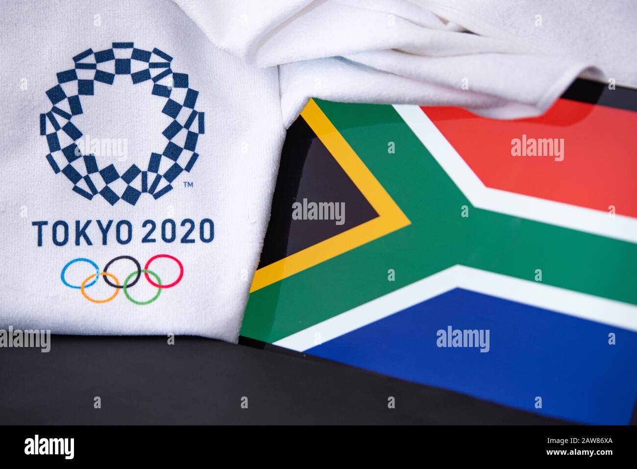 TOKYO, JAPON, FÉVRIER. 8. 2020: L'Afrique du Sud au jeu olympique d'été à Tokyo 2020, drapeau national, fond noir Banque D'Images