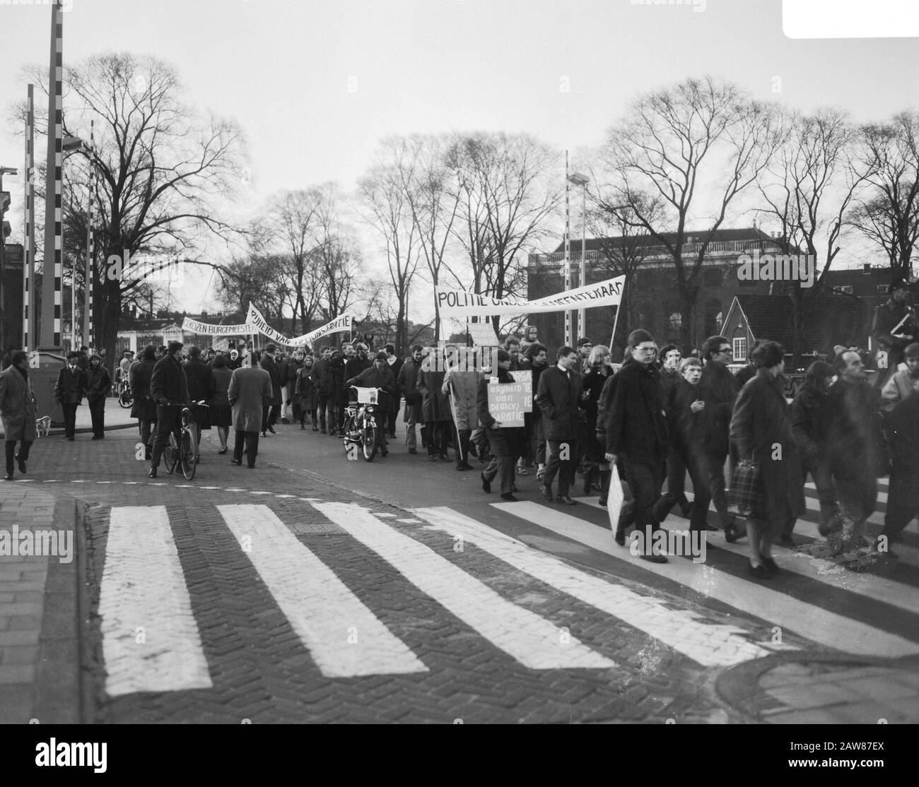 Manifestation march avec slogans contre les organisations de jeunesse de la politique de police d'Amsterdam Date: 13 avril 1966 mots clés: ORGANISATIONS de jeunes Protestent Marches Banque D'Images
