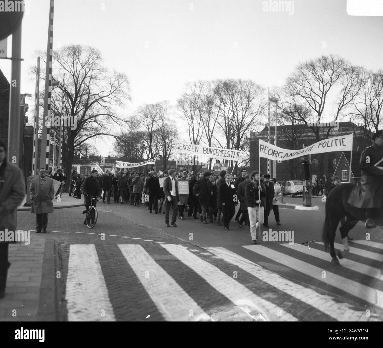 Manifestation march avec slogans contre les organisations de jeunesse de la politique de police d'Amsterdam Date: 13 avril 1966 mots clés: ORGANISATIONS de jeunes Protestent Marches Banque D'Images