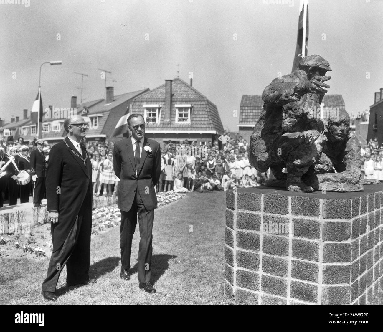 Dévoilement du monument commémoratif Crossline Sliedrecht, Prince Bernhard et Maire de l'image Annotation: Le monument Crossline a été conçu par Hans Bayens Date : 2 mai 1966 lieu: Sliedrecht, Zuid-Holland mots clés: Maires, monuments de guerre, princes Nom De La Personne: Bernhard (prince Pays-Bas) Banque D'Images