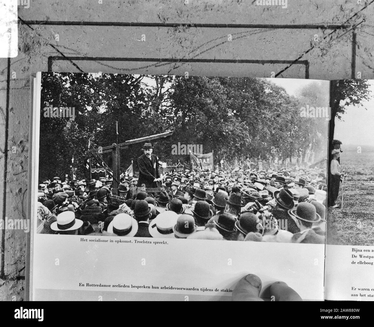 Pieter Jelles Troelstra, parle au premier mardi rouge, 19 septembre 1911, au Malieveld La Haye. Annotation : photo Repro prise t.g.v. 36ème anniversaire du mémorial (18 mai 1930) Date : 18 mai 1966 mots clés : politicien Nom De La Personne : Troelstra, P.J. Banque D'Images