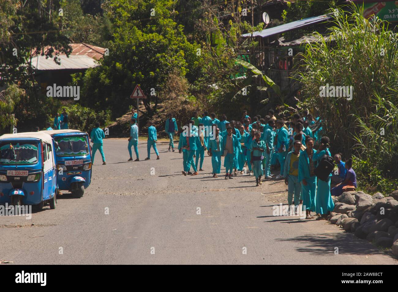 Mekele, Ethiopie - Nov 2018: Groupe d'élèves éthiopiens portant des uniformes et marchant sur la route locale Banque D'Images