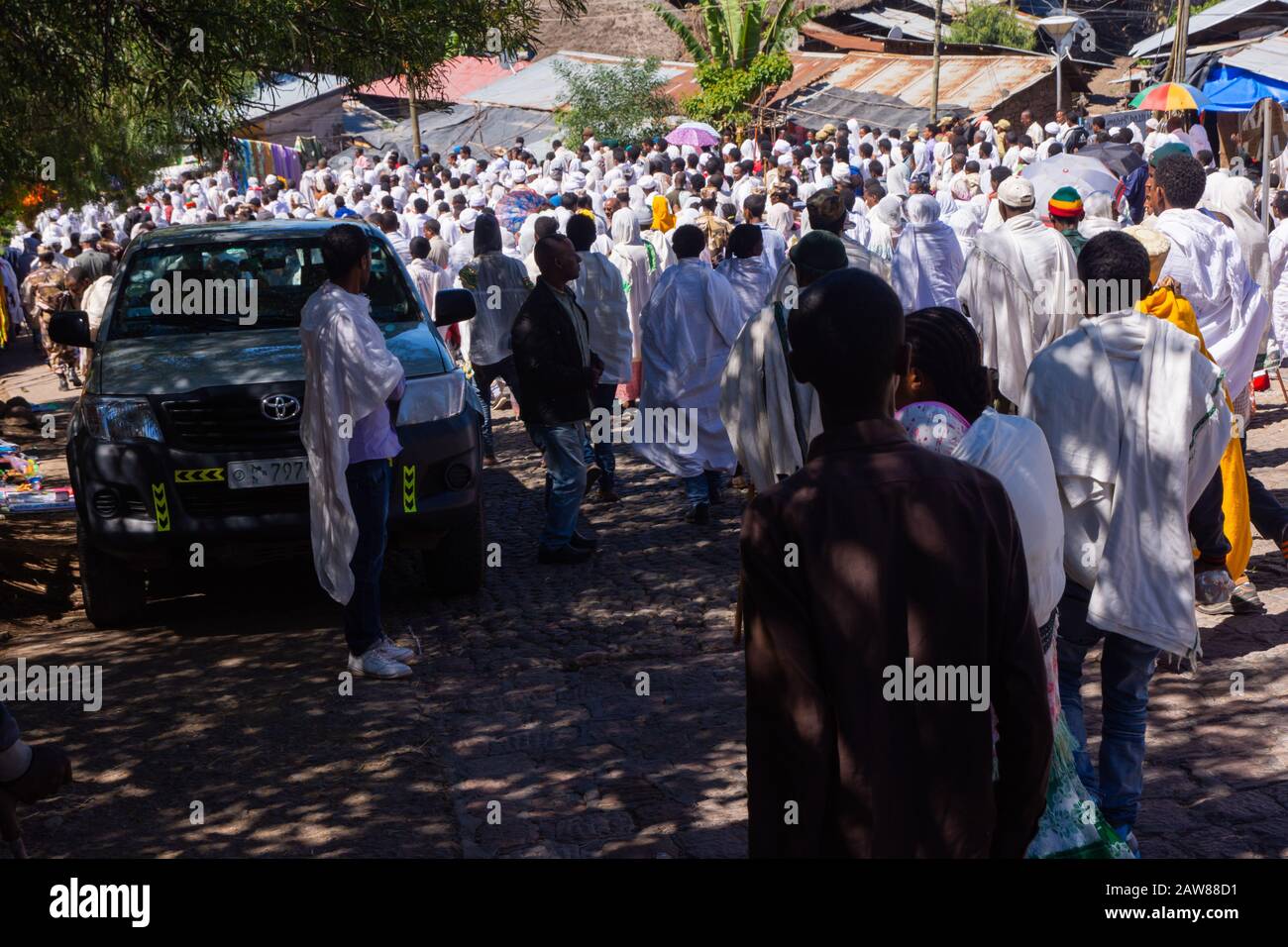 Lalibela, Ethiopie - Nov 2018: Pèlerins vêtus de couleurs blanches éthiopiennes traditionnelles se rassemblant à l'extérieur des églises souterraines de Lalibela. Banque D'Images