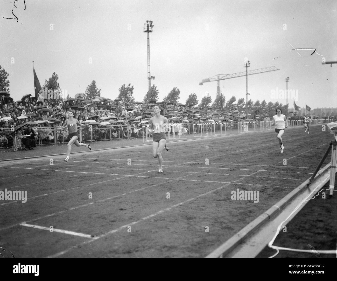 Championnat néerlandais d'athlétisme 400 mètres les femmes terminent le premier Brehm deuxième Slaman Date : 7 août 1966 mots clés : athlétisme, CHAMPIONNATS, finition Banque D'Images