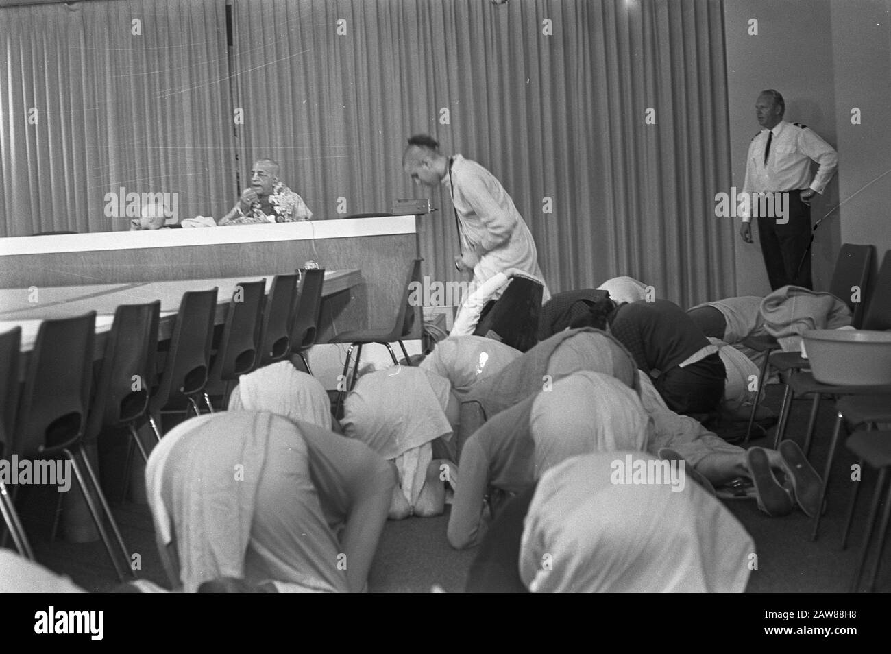 Leader du mouvement Hare Krishna à Schiphol disciples dans la prière Date : 28 juillet 1972 lieu : Schiphol mots clés : conférences de presse, religions, aéroports Banque D'Images