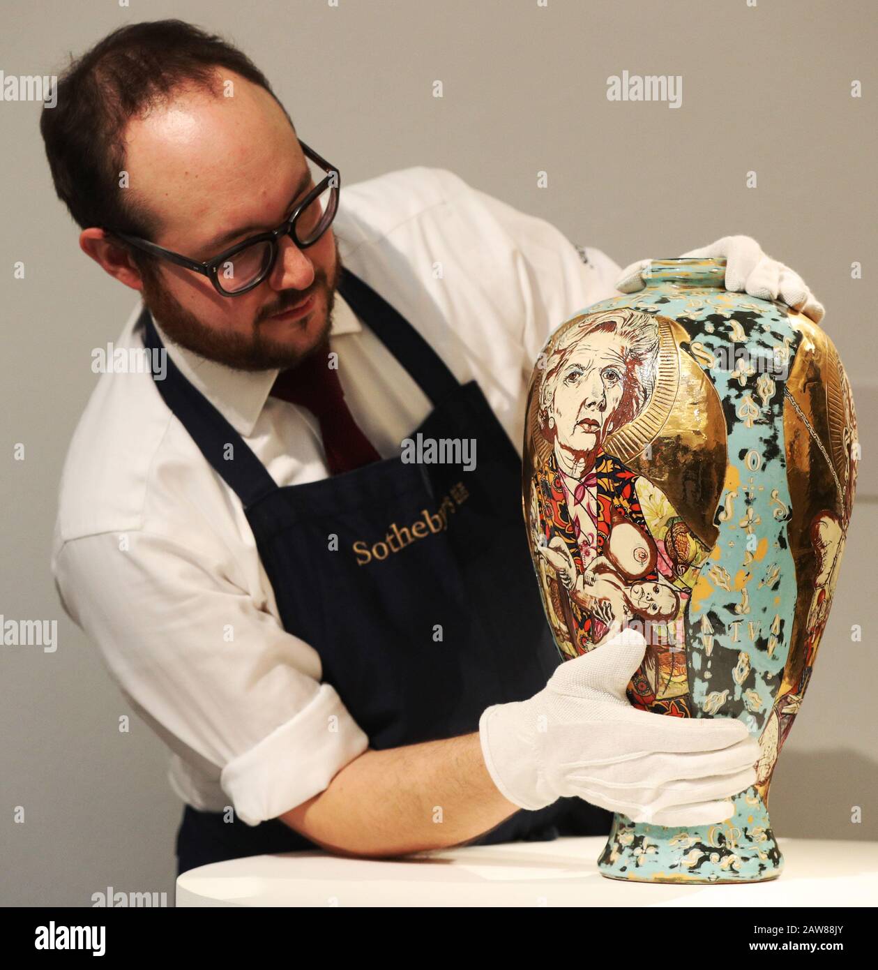 Un employé de Sotheby gère les lettres d'amour de Grayson Perry lors d'un appel photo pour les nouvelles enchères d'art contemporain de Sotheby's au centre de Londres. Banque D'Images
