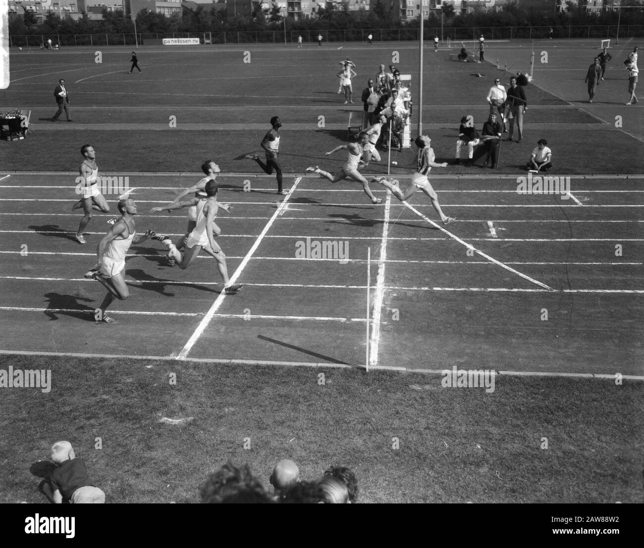 Jeux nationaux d'athlétisme à Haarlem, terminer messieurs, 100 m Heemskerk (1), Tamminga (2) et Blom (3) Date: 21 août 1966 lieu: Haarlem mots clés : athlétisme, sport Nom De La Personne: Blom, Heemskerk, Tamminga Banque D'Images