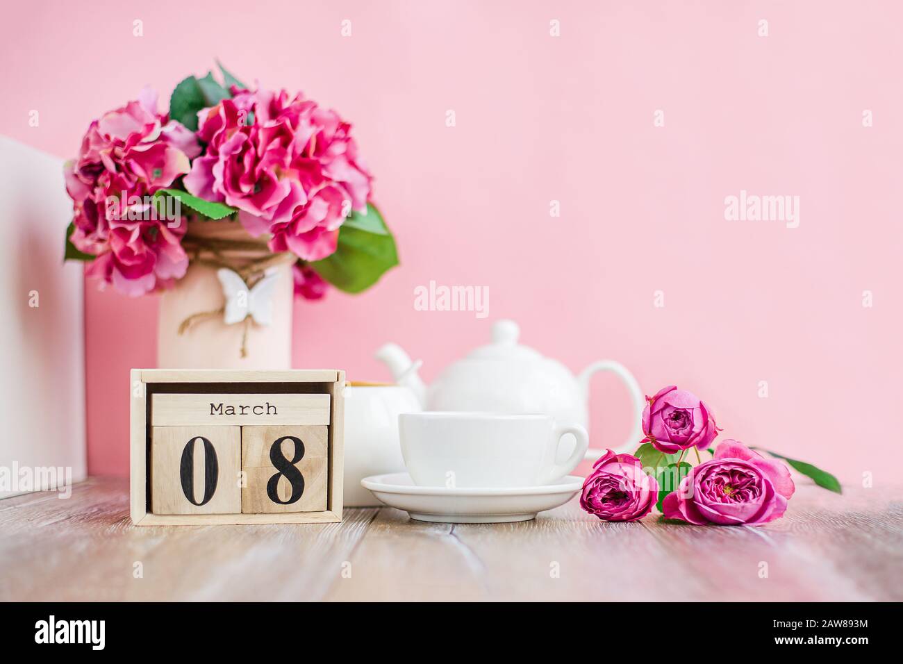 Journée des femmes. Calendrier des arbres du 8 mars, Journée internationale de la femme, décoré de fleurs roses et violettes sur un fond rose. Banque D'Images