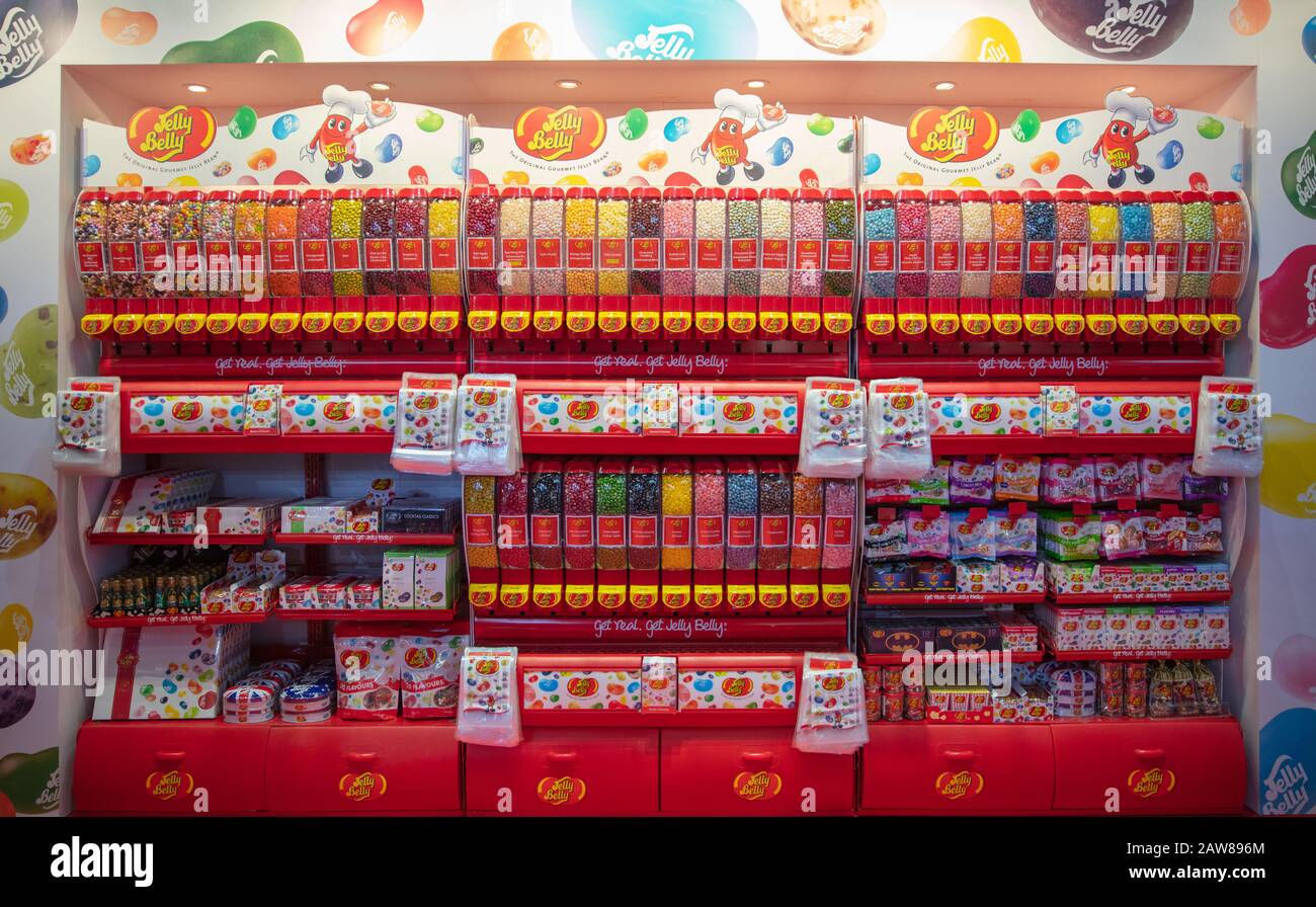 Cologne, février 2020: Station de sélection et de mélange de haricots Jelly colorés au salon ISM Banque D'Images