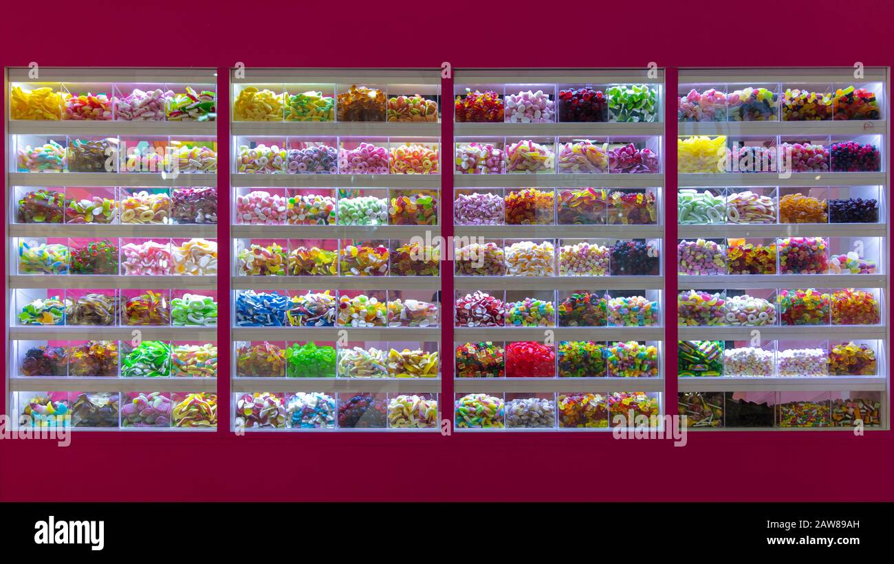 Vaste choix de bonbons dans une boutique de bonbons Banque D'Images