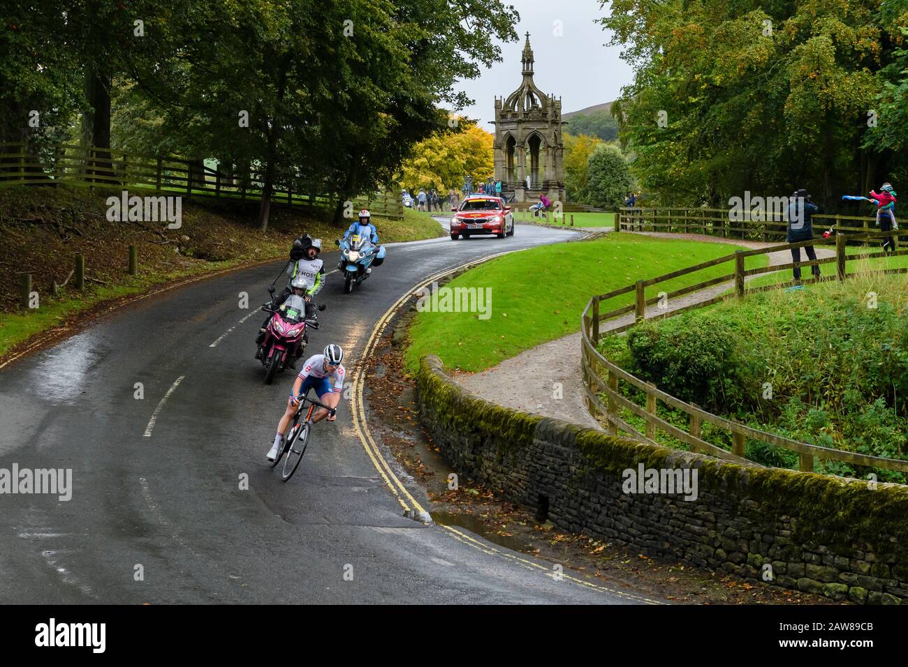 Cycliste britannique junior masculin de course sur route, vélo d'équitation, compétition en course à vélo, équipe de caméras tv suivant - Championnat du monde UCI, Bolton Abbey, Royaume-Uni Banque D'Images